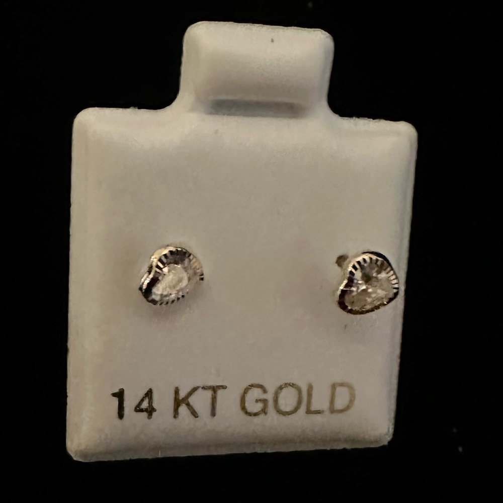 “Brand new 14K gold heart-shaped earrings 💛✨”